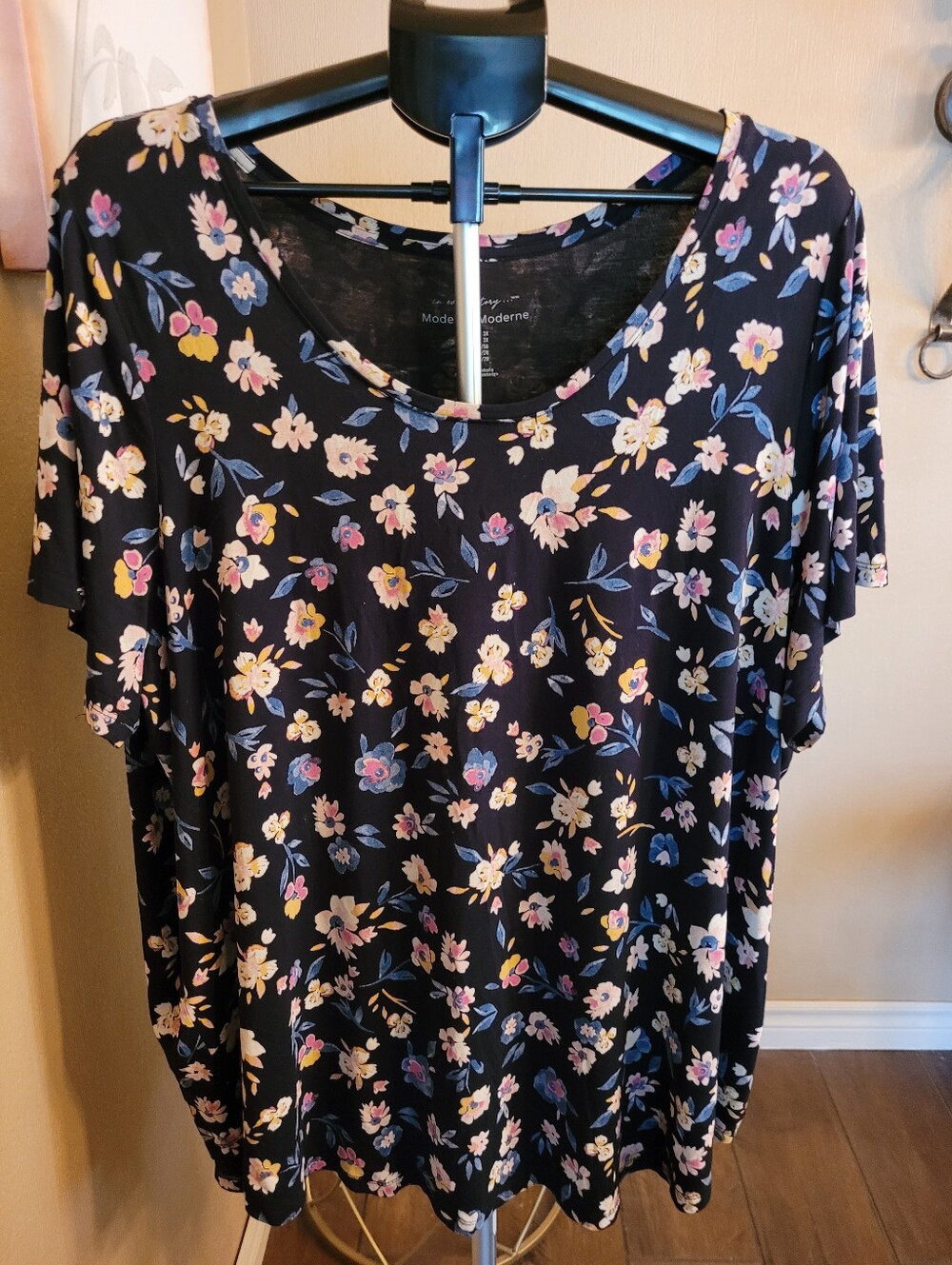 Pennington Plus Black Floral Scoop Neck Women's Top